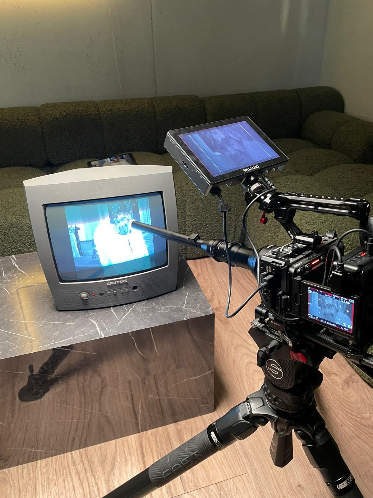 Röhrenfernseher auf einem Podest, davor Kamera und Monitor auf dem Stativ