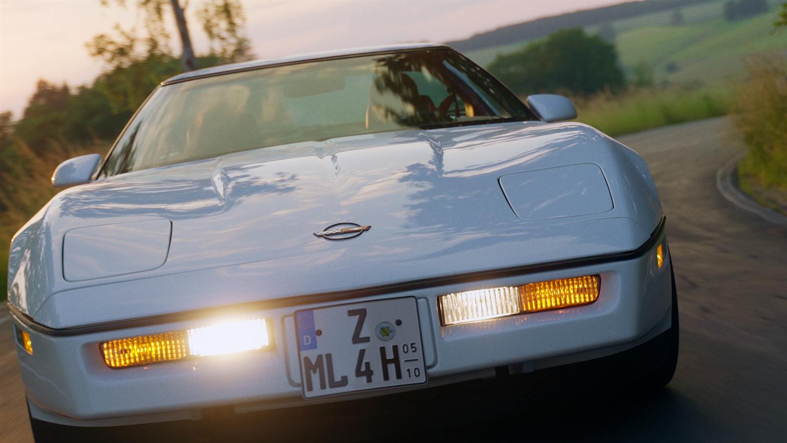 Corvette C4 frontal mit aufgeklappten Scheinwerfern