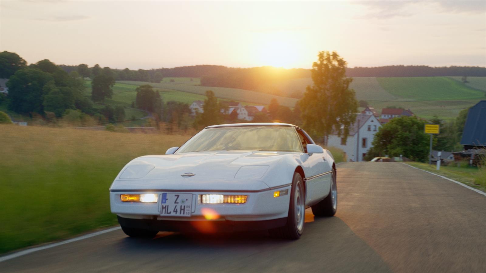 Corvette C4 fährt der tiefstehenden Sonne entgegen