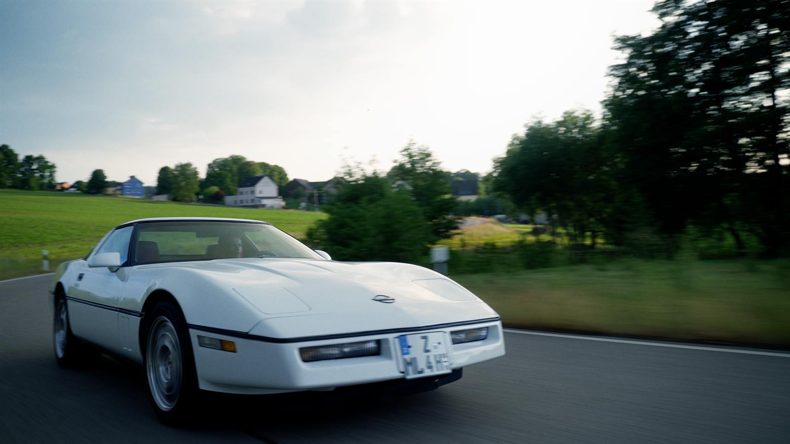 Corvette C4 in Fahrt, schräg von vorn auf der Landstraße