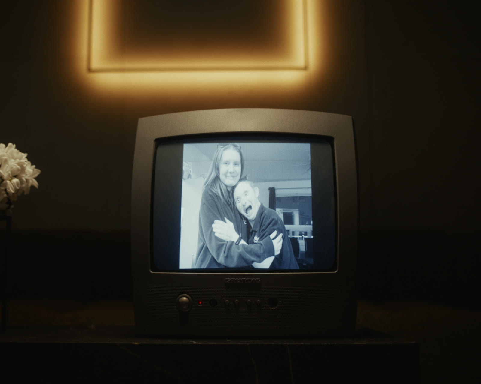 Der fertige Film läuft auf einem Röhrenfernseher, darüber das leuchtende Quadrat
